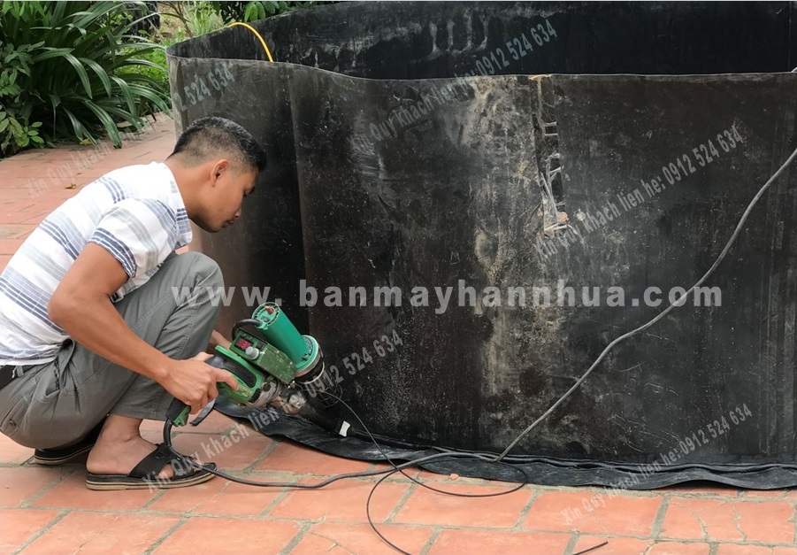 Máy hàn đùn LST600B trong thi công hàn bạt ao tròn Máy hàn đùn LST600B trong thi công hàn bạt ao tròn