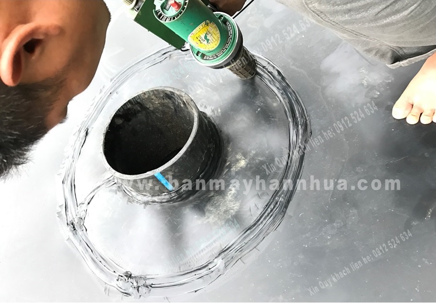 Máy hàn đùn LST600B trong thi công hàn bạt HDPE tại vị trí đường ống thoát nước Máy hàn đùn LST600B trong thi công hàn bạt HDPE tại vị trí đường ống thoát nước