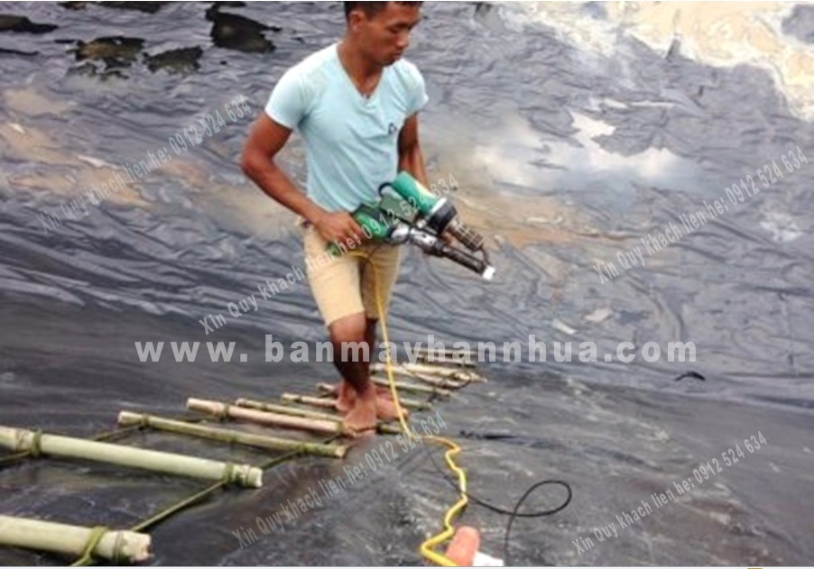 Máy hàn đùn LST600B trong thi công hàn bạt HDPE chống thấm bãi rác Máy hàn đùn LST600B trong thi công hàn bạt HDPE chống thấm bãi rác