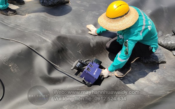 Máy hàn bạt nhựa Weldy WGW 300 hàn bạt HDPE chống thấm hồ cảnh quan Máy hàn bạt nhựa Weldy WGW 300 hàn bạt HDPE chống thấm hồ cảnh quan