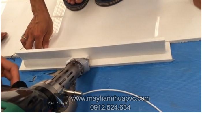 Máy hàn đùn WeldPlast trong thi công hàn chi tiết nhựa Máy hàn đùn WeldPlast trong thi công hàn chi tiết nhựa