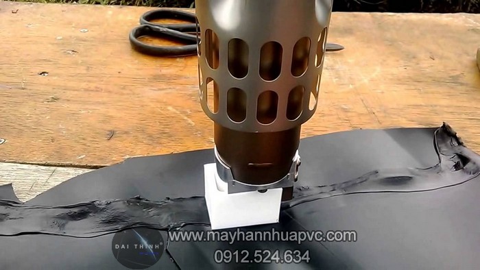 Máy hàn đùn WeldPlast trong thi công hàn màng nhựa chống thấm Máy hàn đùn WeldPlast trong thi công hàn màng nhựa chống thấm